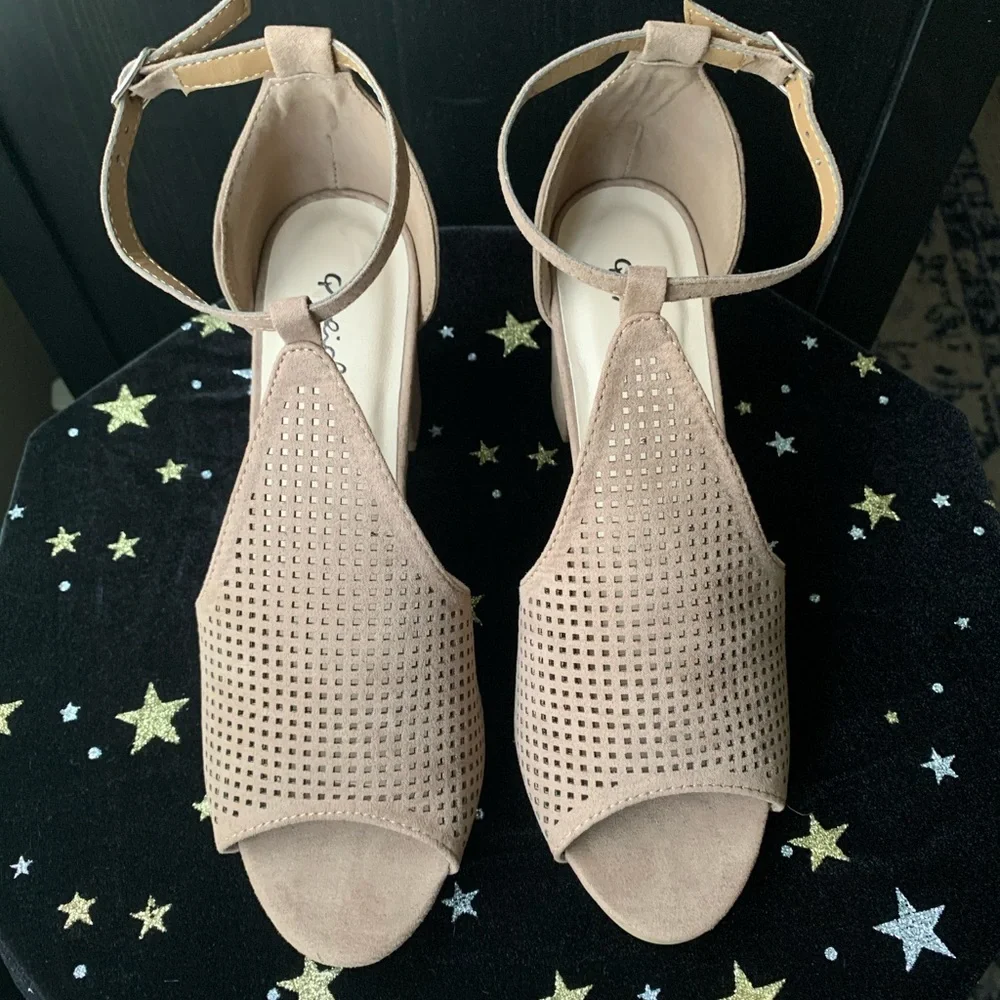 Qupid Block Heel Peep Toe Taupe Size 7 - Picture 2 of 3